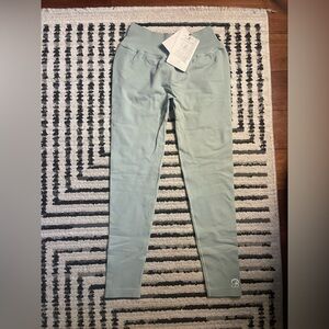 Bombshell Sportswear cheeky seamless leggings in light jade size L/XL NWT